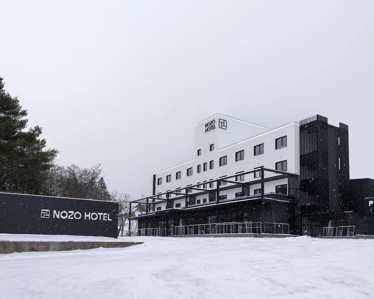 雪景色に囲まれた冬のNOZOホテル富良野の外観