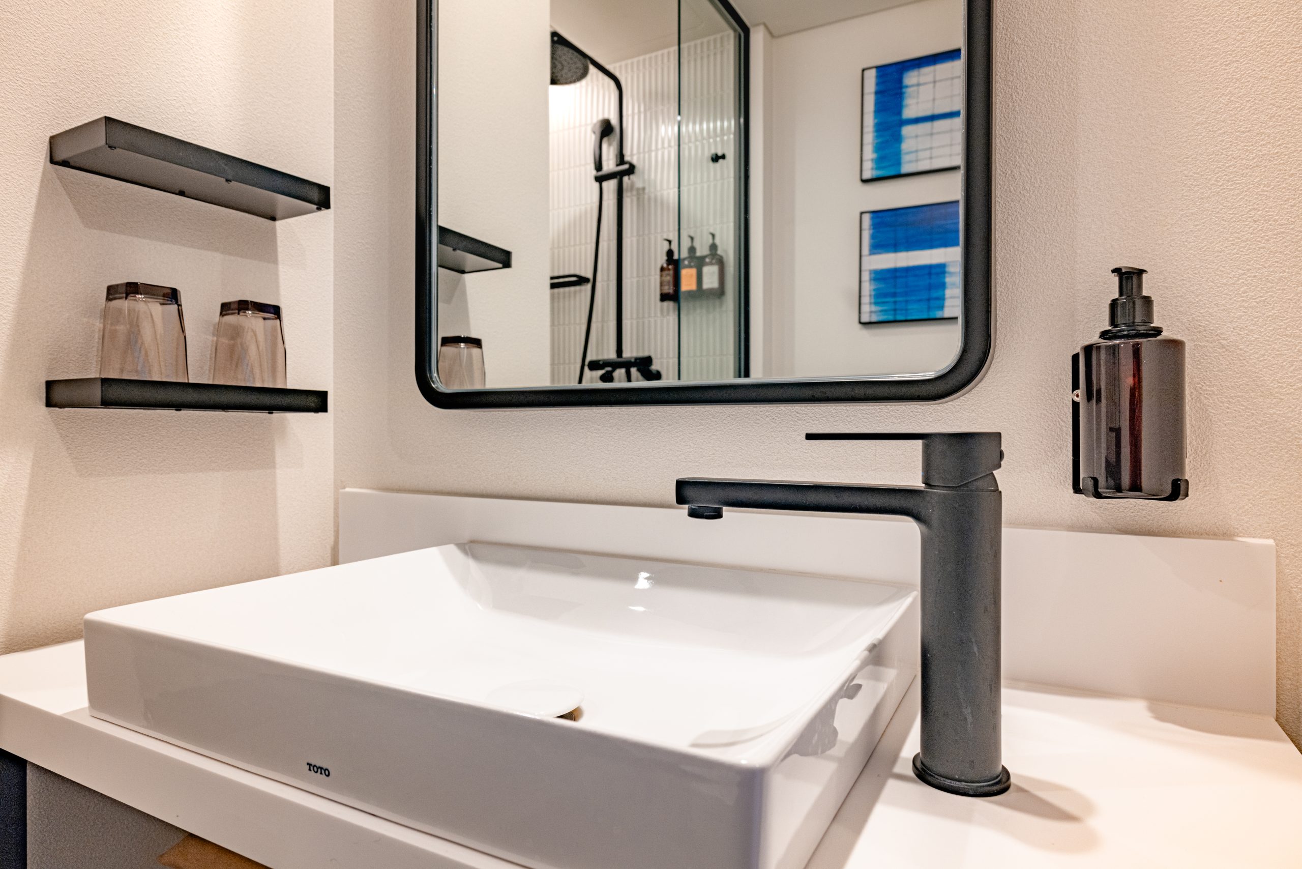 Queen-Bathroom-scaled