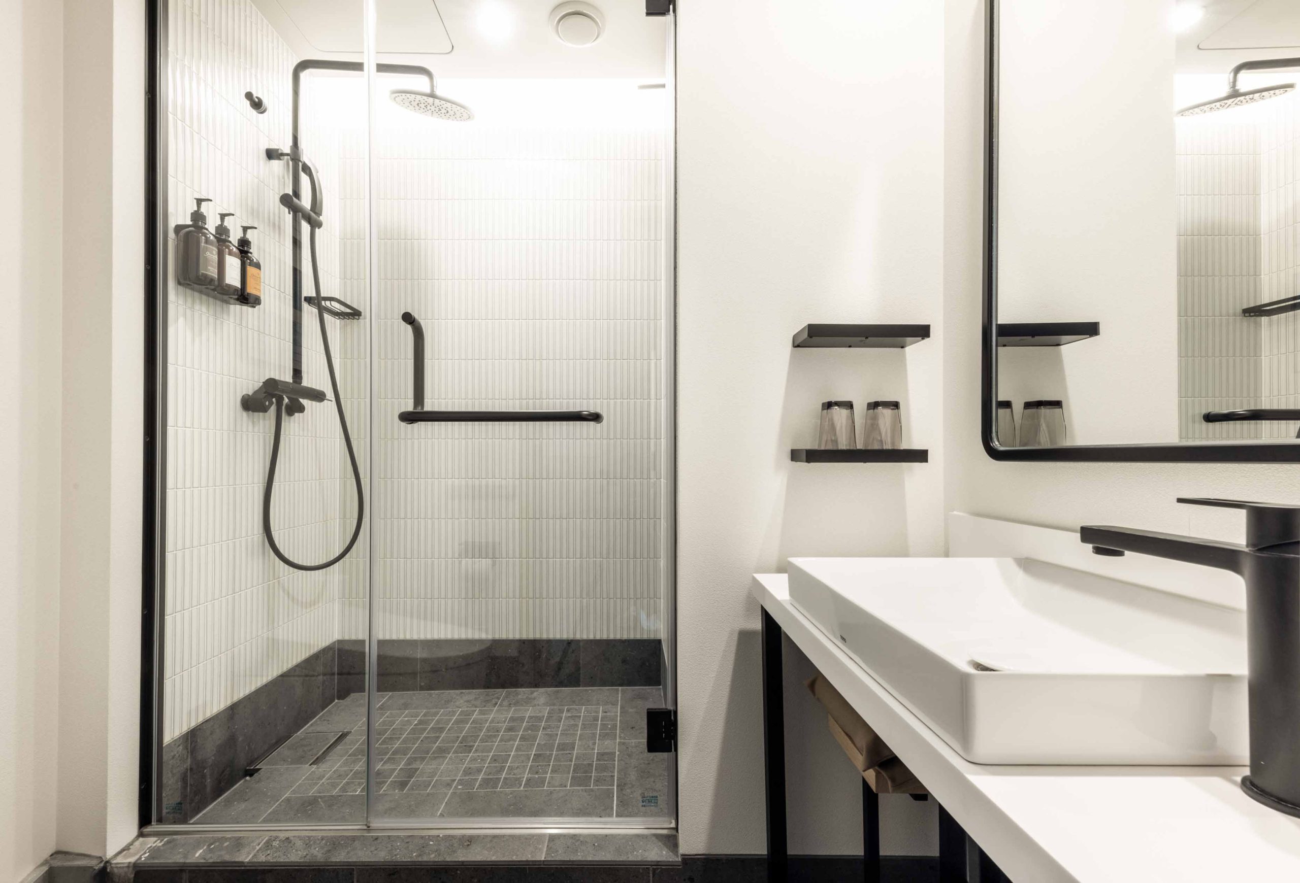 Superior-King_2-bathroom-scaled
